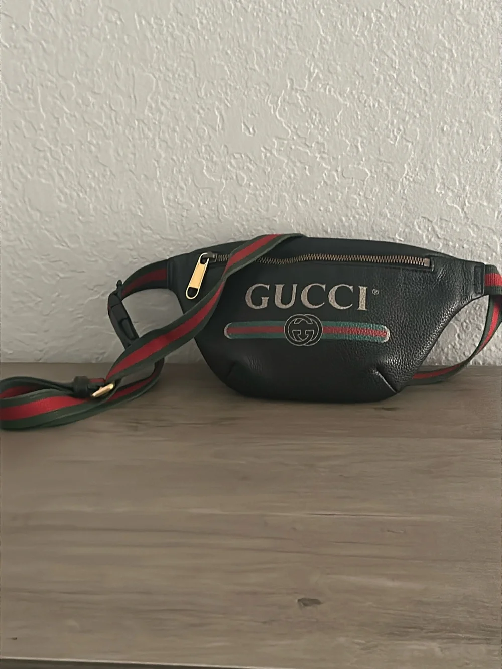 Gucci Black Leather Pouch with Gold-Tone Zipper authentic